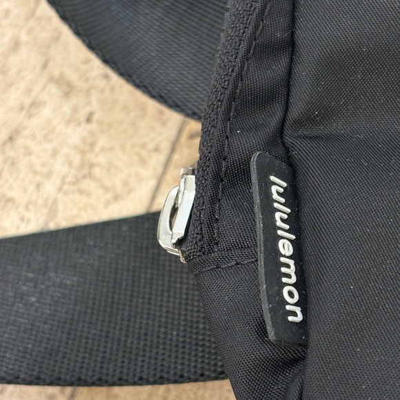 Lululemon Everywhere Belt Bag, Black, Crossbody Belt Bag - Picture 3 of 4